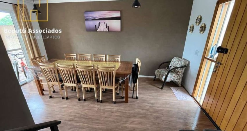 Sobrado, linda cozinha planejada, muito espaço de quintal, rua sem saida.