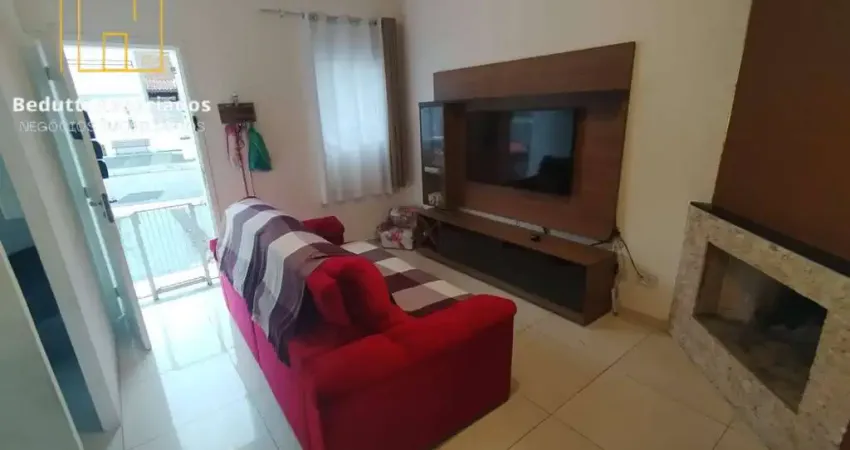 Casa ampliada com mezanino, corredor lateral e ambientes integrados