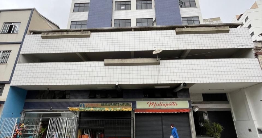 Apartamento de quarto e sala, com localização excelente, na rua Benjamin Constant!