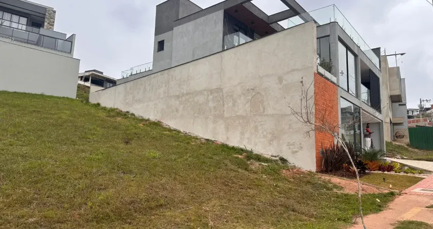 Estrela Alta ! Raridade. Dois terrenos unidos no melhor condomínio de Juiz de Fora, com a maior valorização da história, e o local com maior procura de casas disparado na cidade.