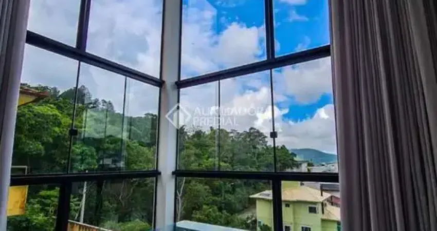 Casa com 3 quartos para alugar na Rua Douglas Seabra Levier, 228, Carvoeira, Florianópolis