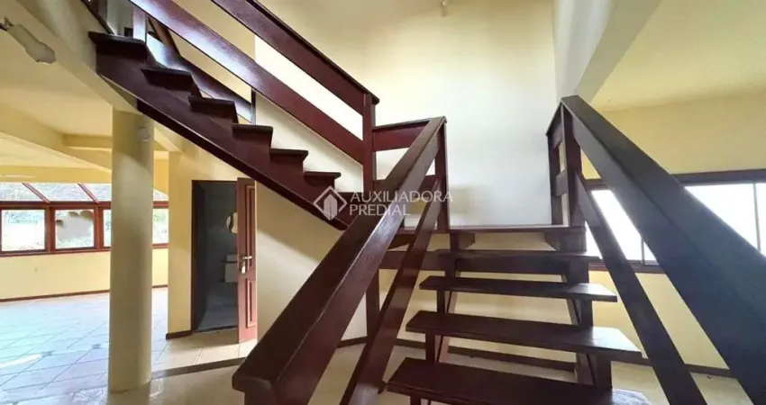 Casa em condomínio fechado com 4 quartos para alugar na Rodovia Doutor Antônio Luiz Moura Gonzaga, 647, Rio Tavares, Florianópolis