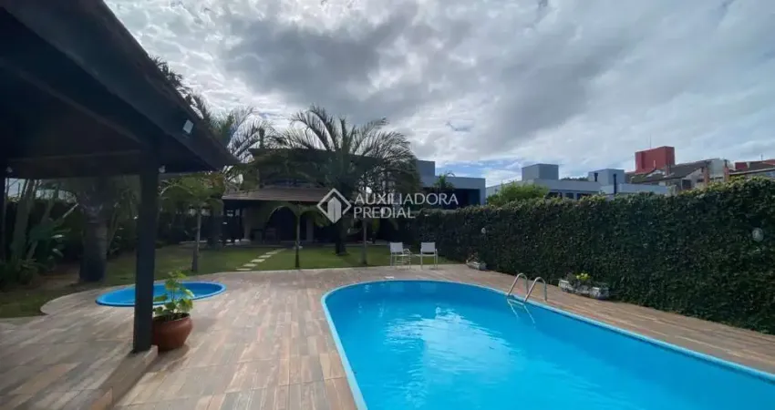 Casa em condomínio fechado com 4 quartos para alugar na Rua Orlando Teixeira, 411, Rio Tavares, Florianópolis