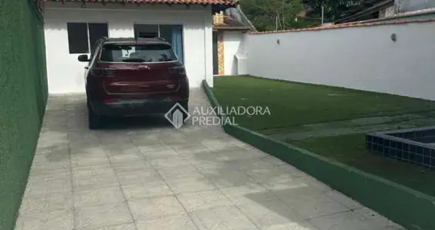 Casa com 4 quartos para alugar na Rua Eugênio Portela, 893, Barreiros, São José