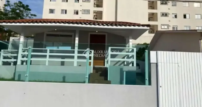 Casa com 3 quartos para alugar na Rua Olegário da Silva Ramos, 525, Capoeiras, Florianópolis