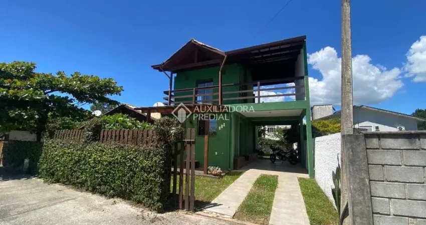 Casa com 2 quartos para alugar na Rua Laura Duarte Prazeres, 514, Campeche, Florianópolis