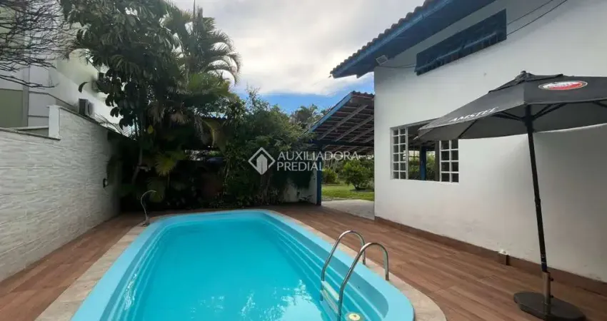 Casa com 3 quartos para alugar na Rua Tereza Lopes, 57, Campeche, Florianópolis
