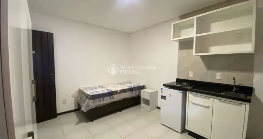 Apartamento com 1 quarto para alugar na Avenida Júlio D'acia Barreto, 428, Carvoeira, Florianópolis