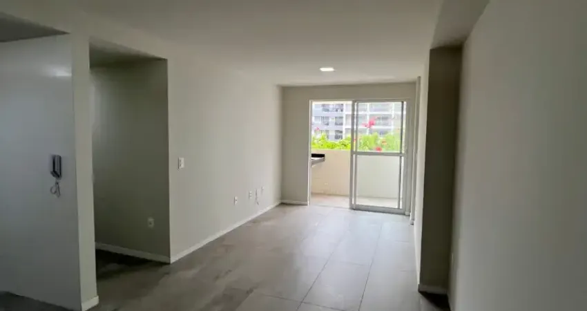 Opção única com 02 quartos sendo 01 suíte, há 01 rua da praia e ao lado da korpus