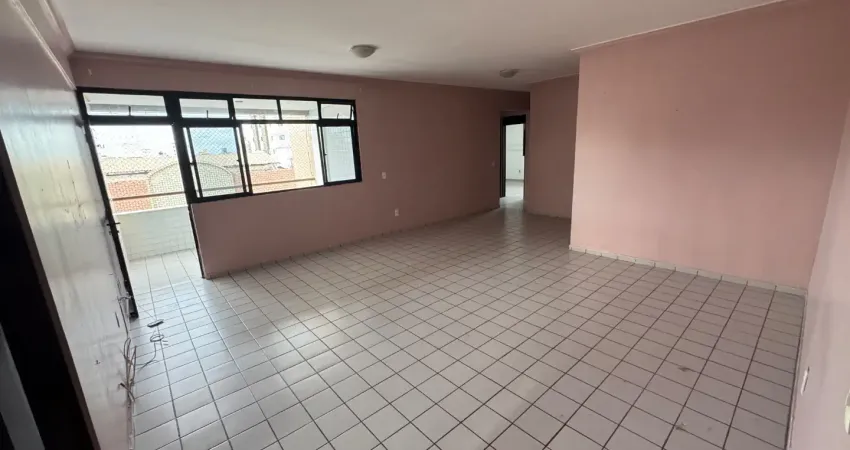 Imóvel exclusivo com 130 m2, há 200 m do mar com 02 varandas e 03 quartos