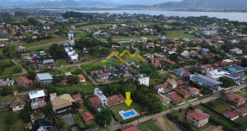 Terreno no Centrinho da Praia do Rosa.