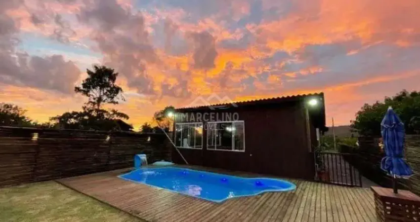 Casa com terreno grande e área de lazer com piscina no alto arroio.