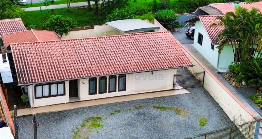 Aconchegante casa com 3 quartos à venda no bairro Costa e Silva em Joinville-SC por R$ 850.000,00.
