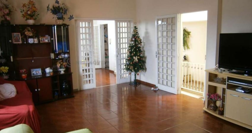 Casa com 3 quartos à venda na Rua Maria Evarista, Glória, Belo Horizonte