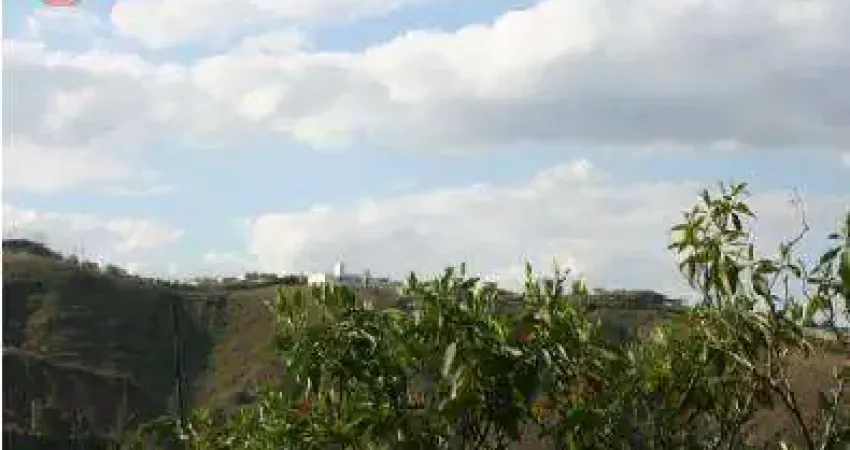 Terreno oferece grande potencial, podendo ser dividido em 03 lotes.