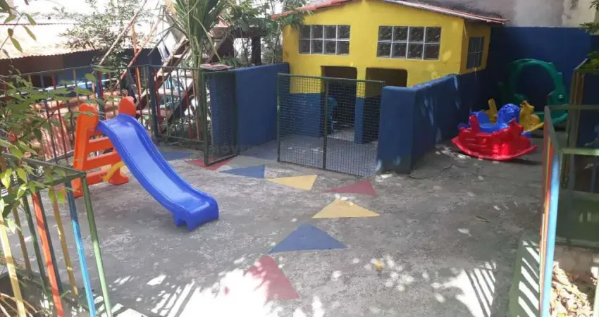 Ampla casa com terraço, quintal e árvores frutíferas – ideal para moradia ou uso comercial