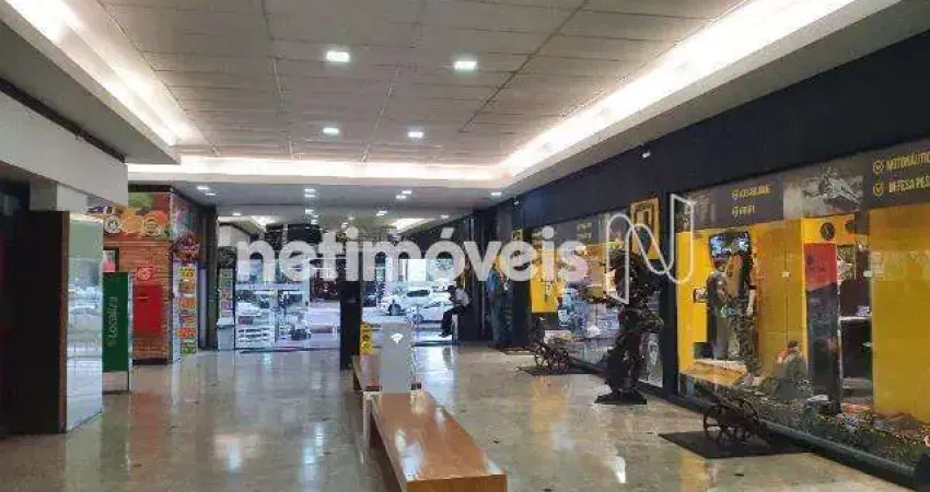 Elevador panorâmico e uma praça de alimentação com vista para o buritis.