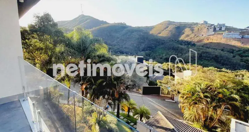 Sauna com entrada direto para a piscina e espaço de convivência.