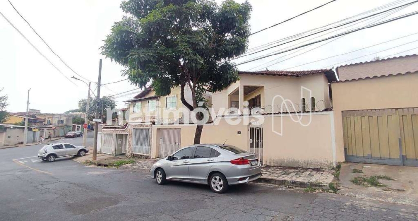 Casa com 3 quartos à venda na Rua Pastor Abreu, Planalto, Belo Horizonte