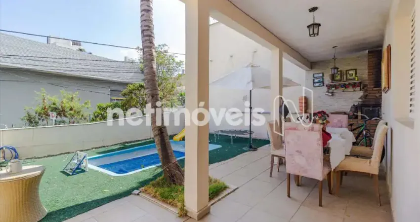 1 suíte com closet, ideal para visitantes ou mais privacidade no pavimento térreo;