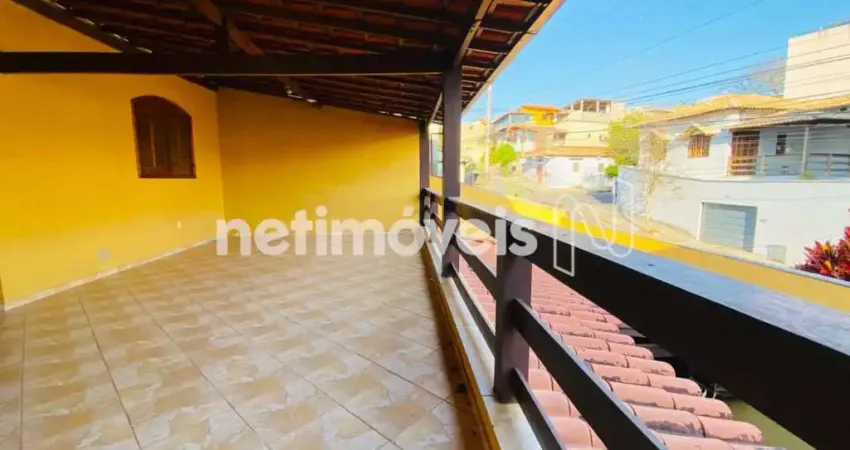 Casa 4 quartos, suíte, varandão, terraço, aceita financiamento, reformada, 3 vagas e quintal.