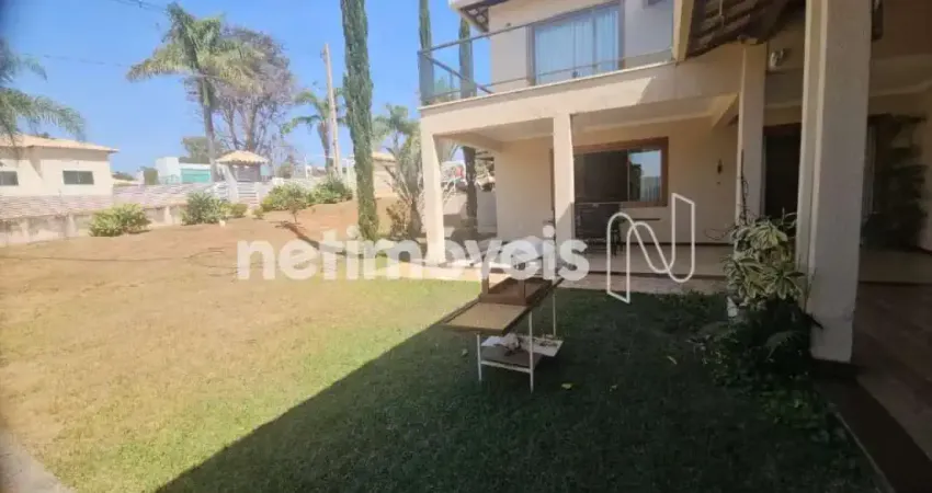 A casa conta com uma ampla área gourmet, totalmente equipada com móveis planejados.