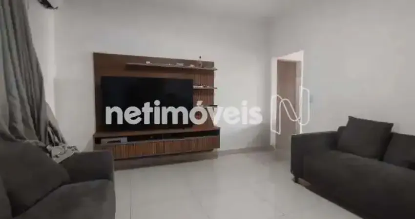 Bairro residencial, ruas tranquilas, próximas ao comércio e escolas.