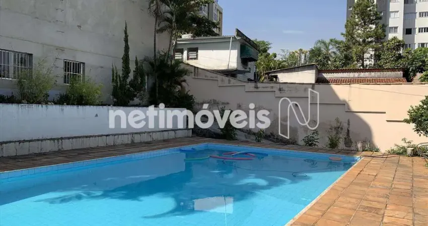 Casa espaçosa de 364 m²; e lojas comerciais totalizando 283 m²;