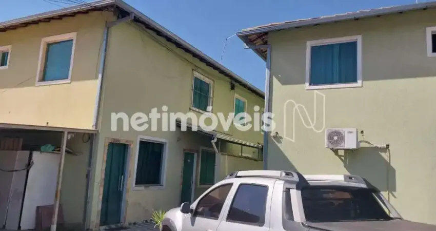 Casa geminada de dois pavimentos em condomínio: seu espaço aconchegante!