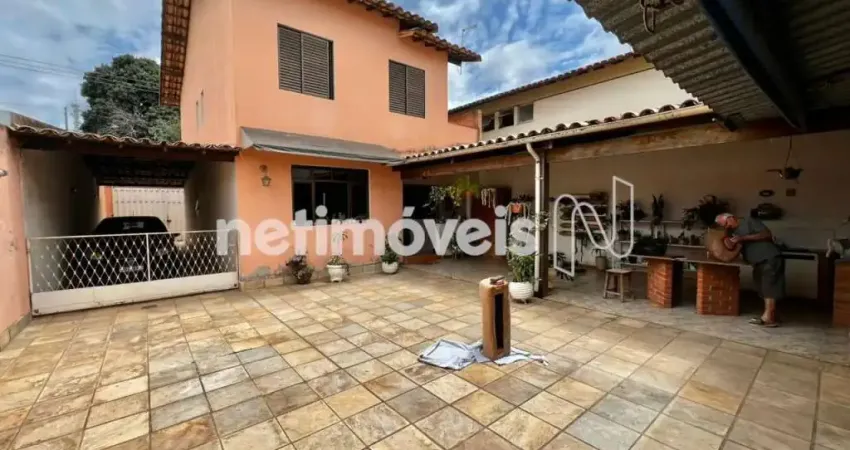 Casa espaçosa à venda no bairro joão pinheiro – localização privilegiada!