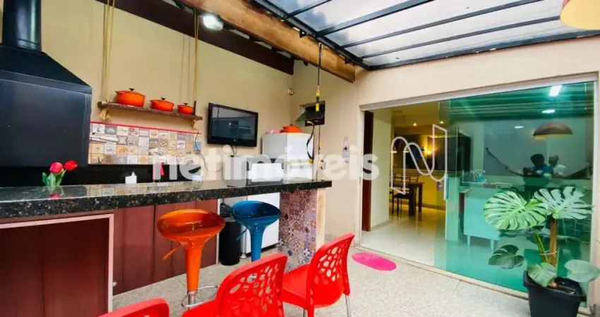 100% reformada, individual, espaço gourmet, hidro, projeto luminotécnico, ar condicionado. 02 vagas.