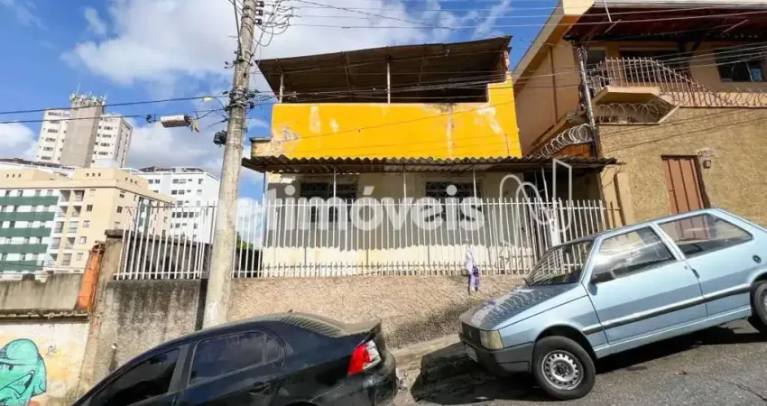 Casa com 2 moradias, aceita financiamento, no sagrada família próximo a estação de metrô do horto