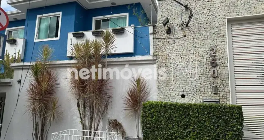 Casa com 4 quartos e 3 banheiros em uma das melhores ruas do castelo .