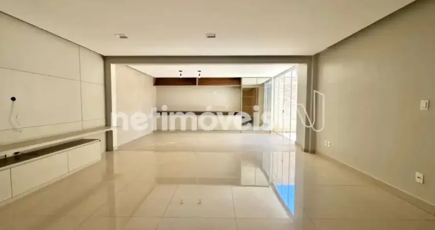 Prédio Imponente, com guarita, sob pilotis, jardins e elevador, 100% revestido!