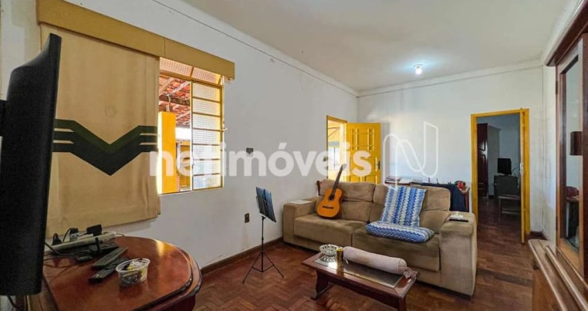 Casa com 2 quartos para alugar na Rua Célia de Sousa, Sagrada Família, Belo Horizonte