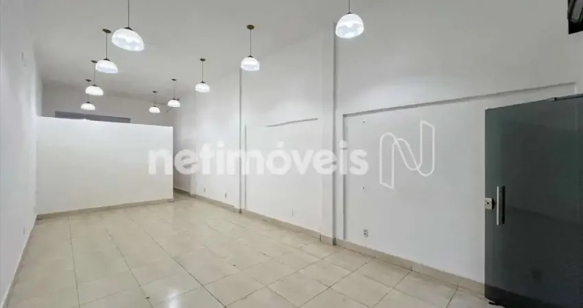 Loja comercial com fachada revestida e excelente localização