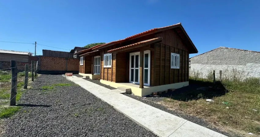 Duas casas novas de madeira, excelente acabamento em capão novo.