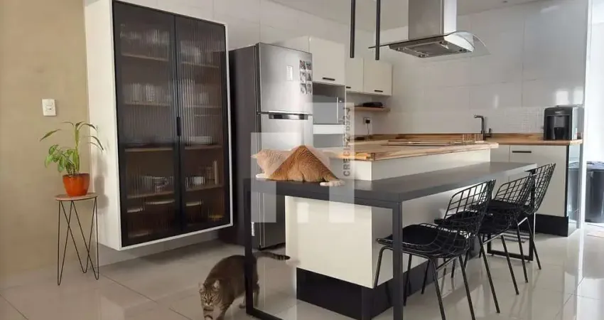 Elegante Casa à venda com 3 Dormitórios (1 Suíte com hidromassagem), 135m² - Quintal com Churrasque