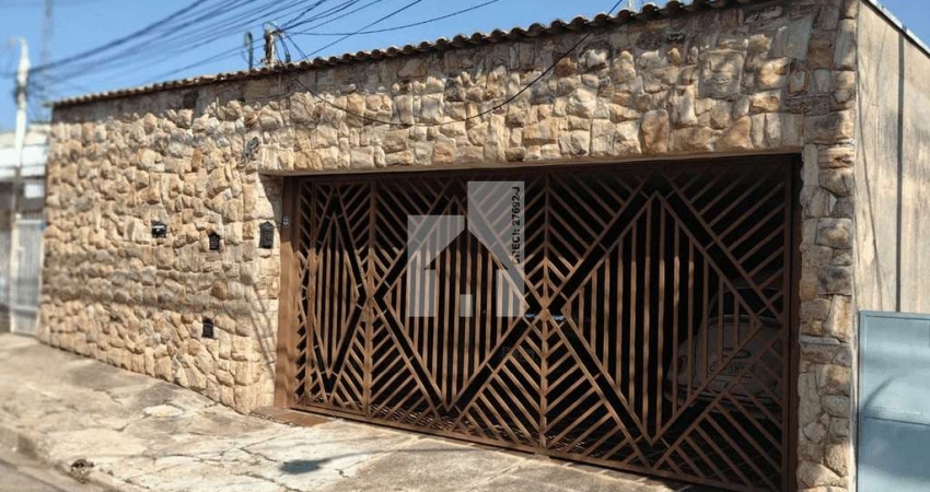 Casa à venda, 2 dormitorios (mais 2 no quintal), garagem coberta comn portão eletronico para 3 carr
