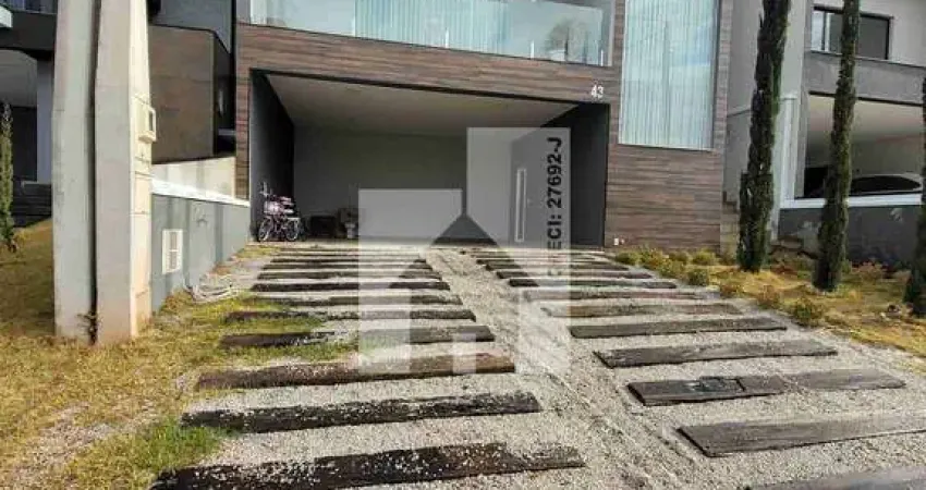 Casa com 3 dormitórios (1 suite) à Venda, 262m² construidos e com piscina - Condominio Residencial