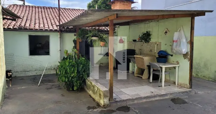 Imóvel com 2 casas no mesmo terreno de 250m², 3 quartos frente e 2 quartos fundos, garagem para 3 c