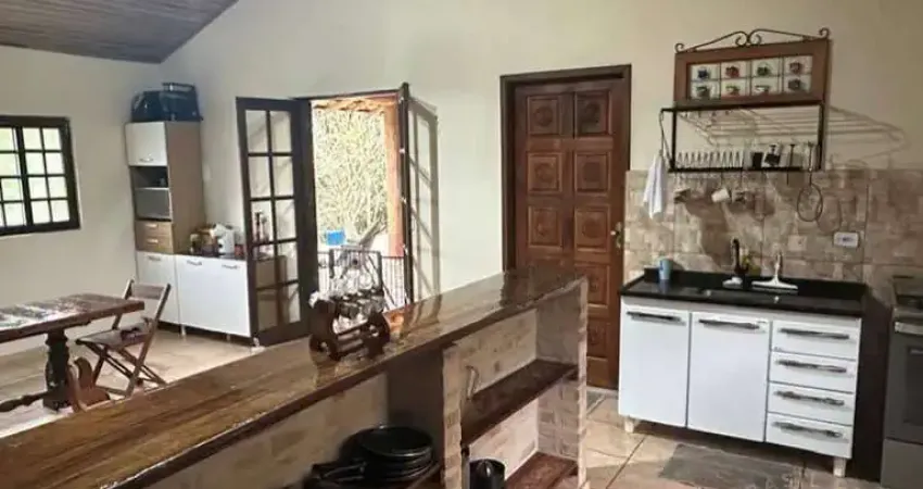 Chácara 20.000m² com piscina, pomar e represa para lazer em paraibuna