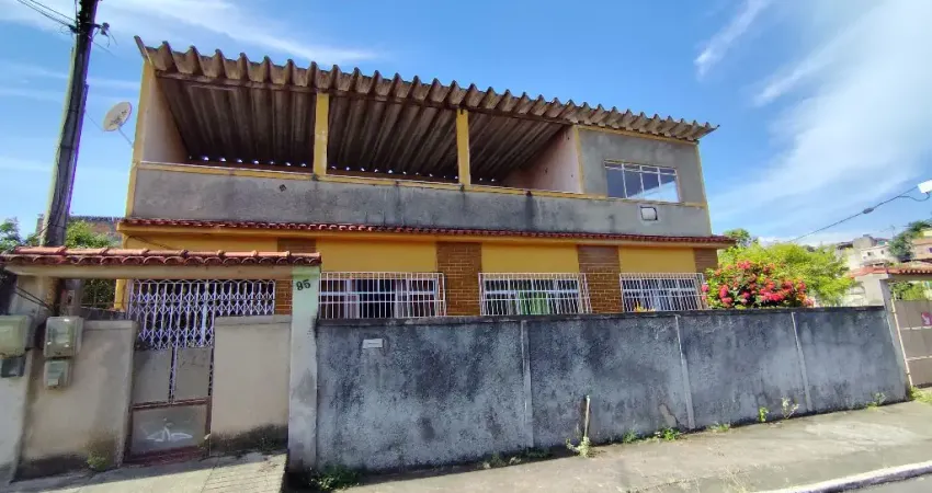 Casa espaçosa com 04 quartos, sendo uma suíte, 166m2