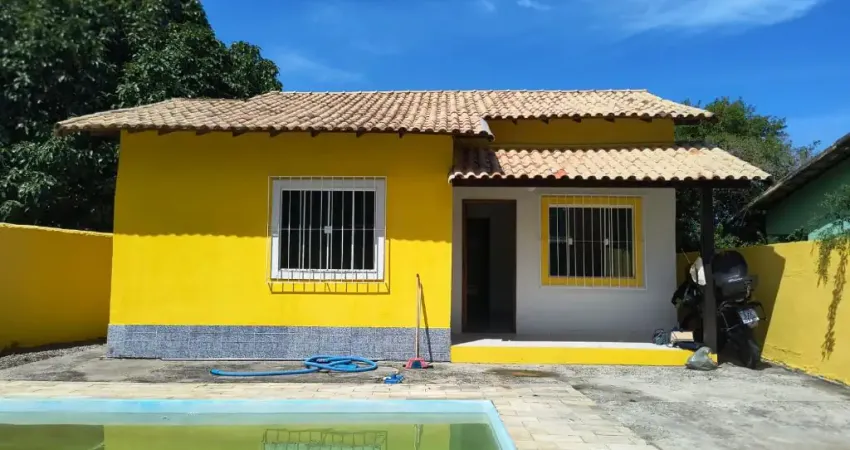 Casa com dois quartos, sendo uma suíte, em terreno de 240m2, com piscina e quintal