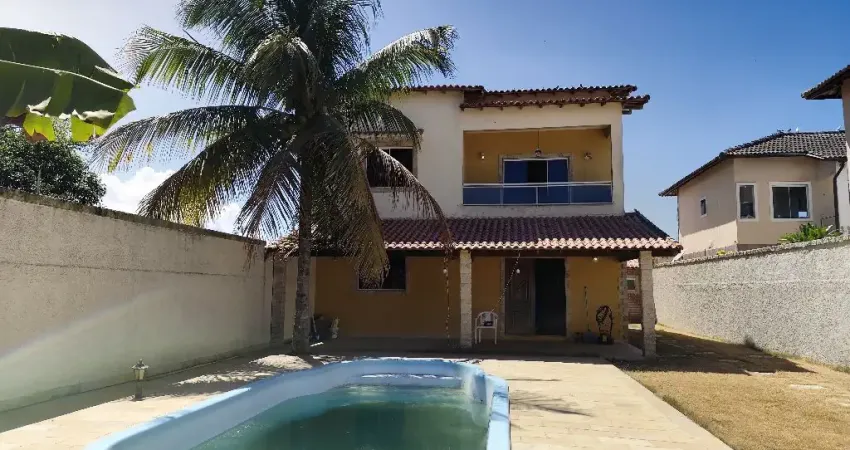 Casa com dois pavimentos, piscina, quatro quartos em itaipuaçu