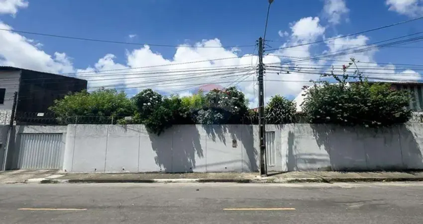 Casa plana com Terreno de 888 m², 4 quartos(2 suítes), jardim, piscina, 8 vagas