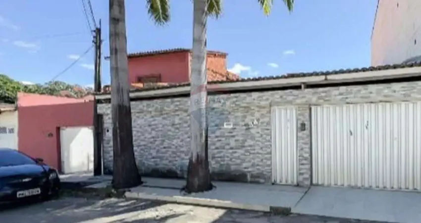 Casa plana, 288m², 4 quartos, quintal, deck com churrasqueira, nas Cajazeiras, em Fortaleza.