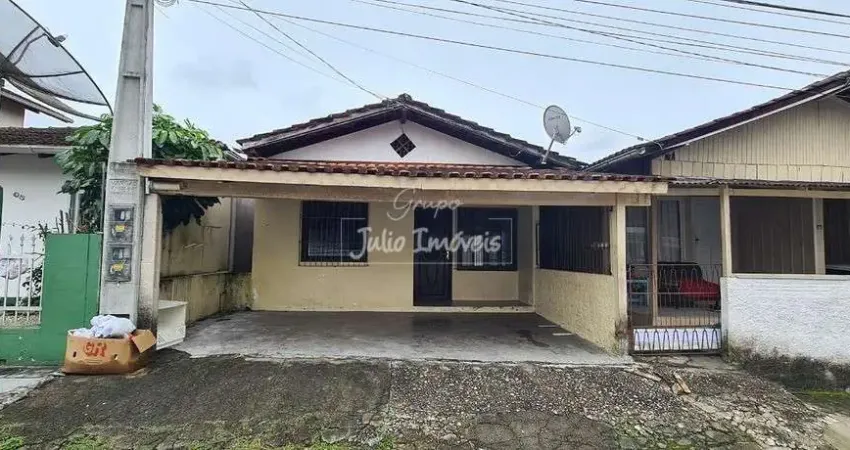 Casa com 3 quartos no Jardim Maluche.