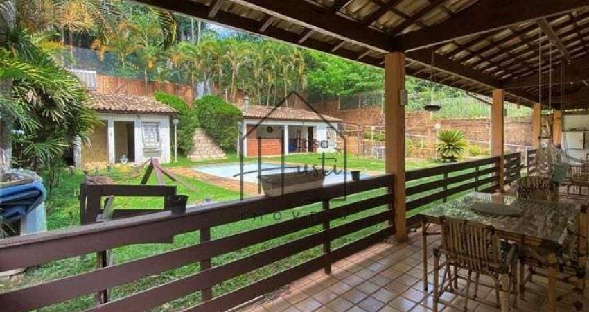 Casa para Venda e Locação, com 5 dormitórios,  sendo 3 suítes,  na Granja Viana, em Sp.