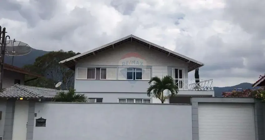 Casa ampla e sofisticada com excelente localização - seu refúgio na serra!